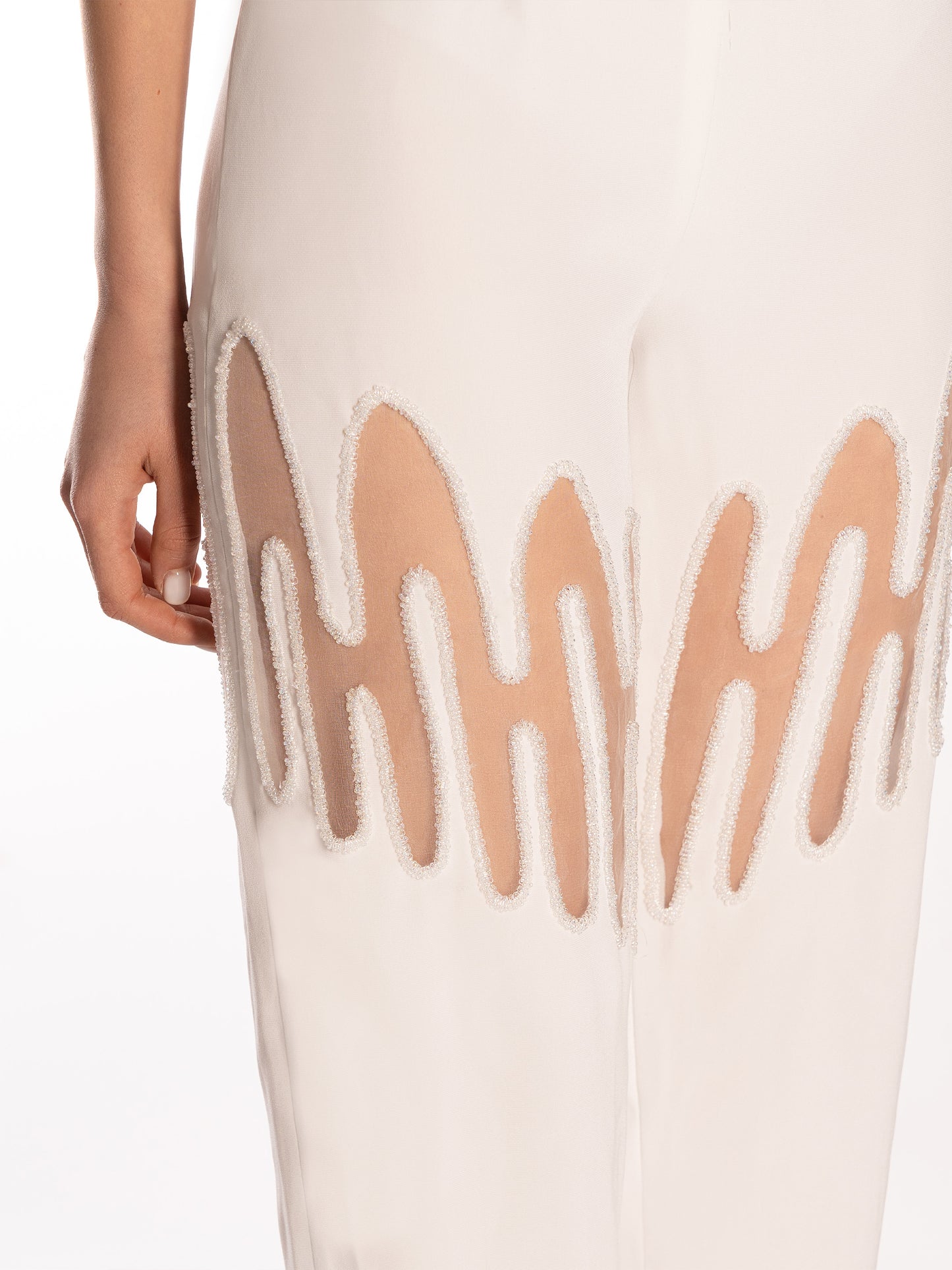 Tuta con ricami e cut out