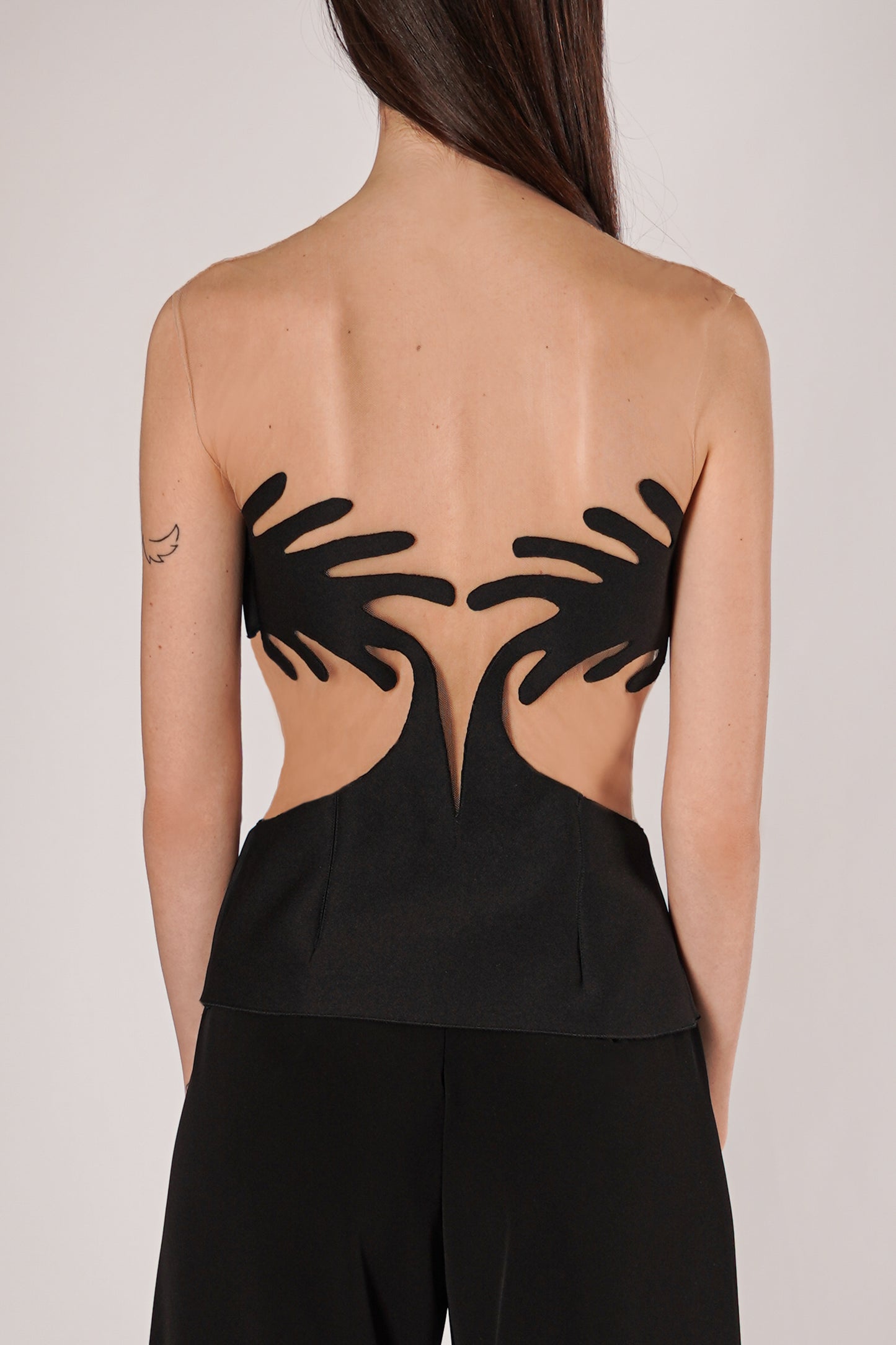 Maglia cut out con design grafico