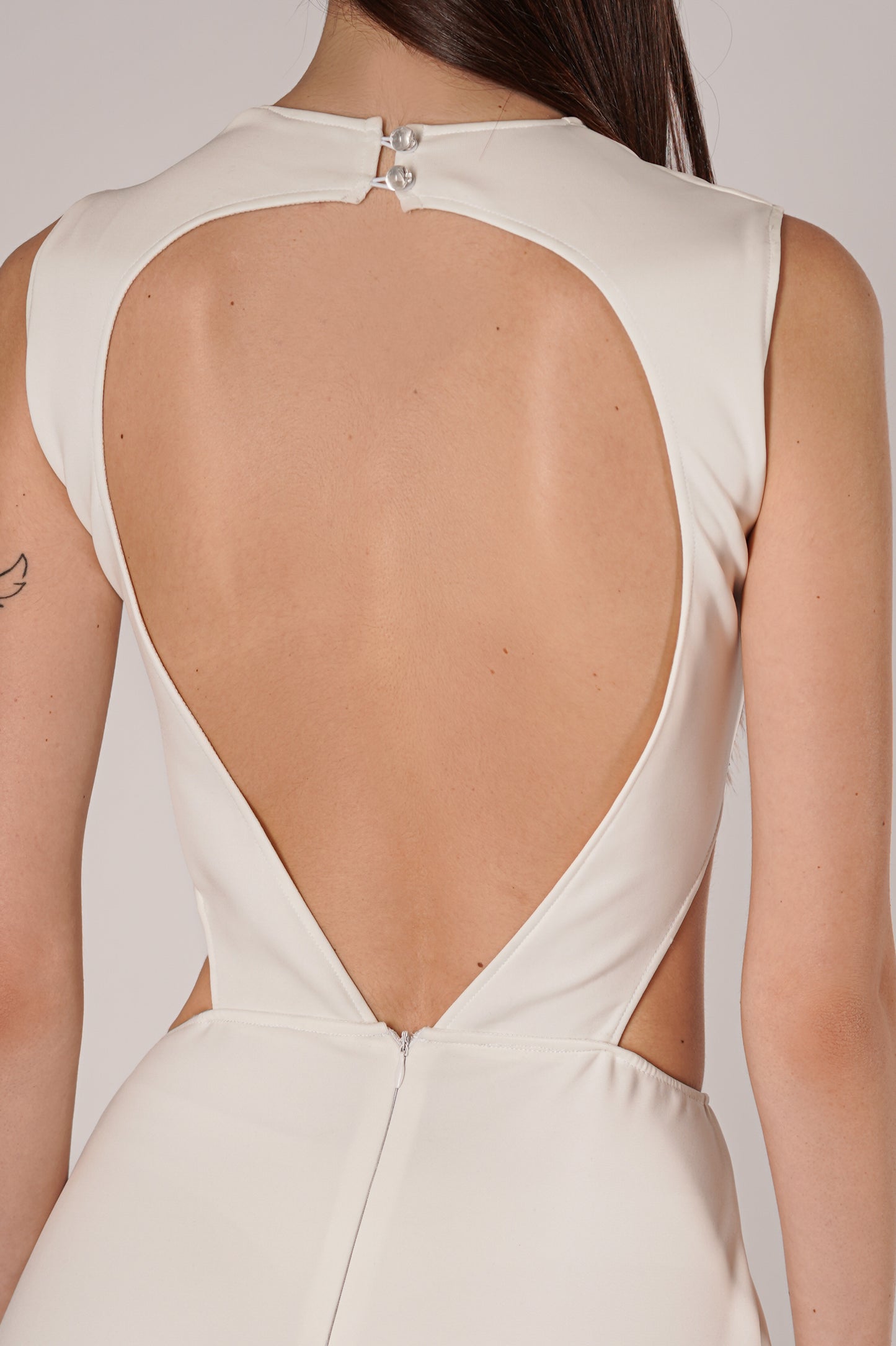 Abito corto con macramè e frange in tessuto