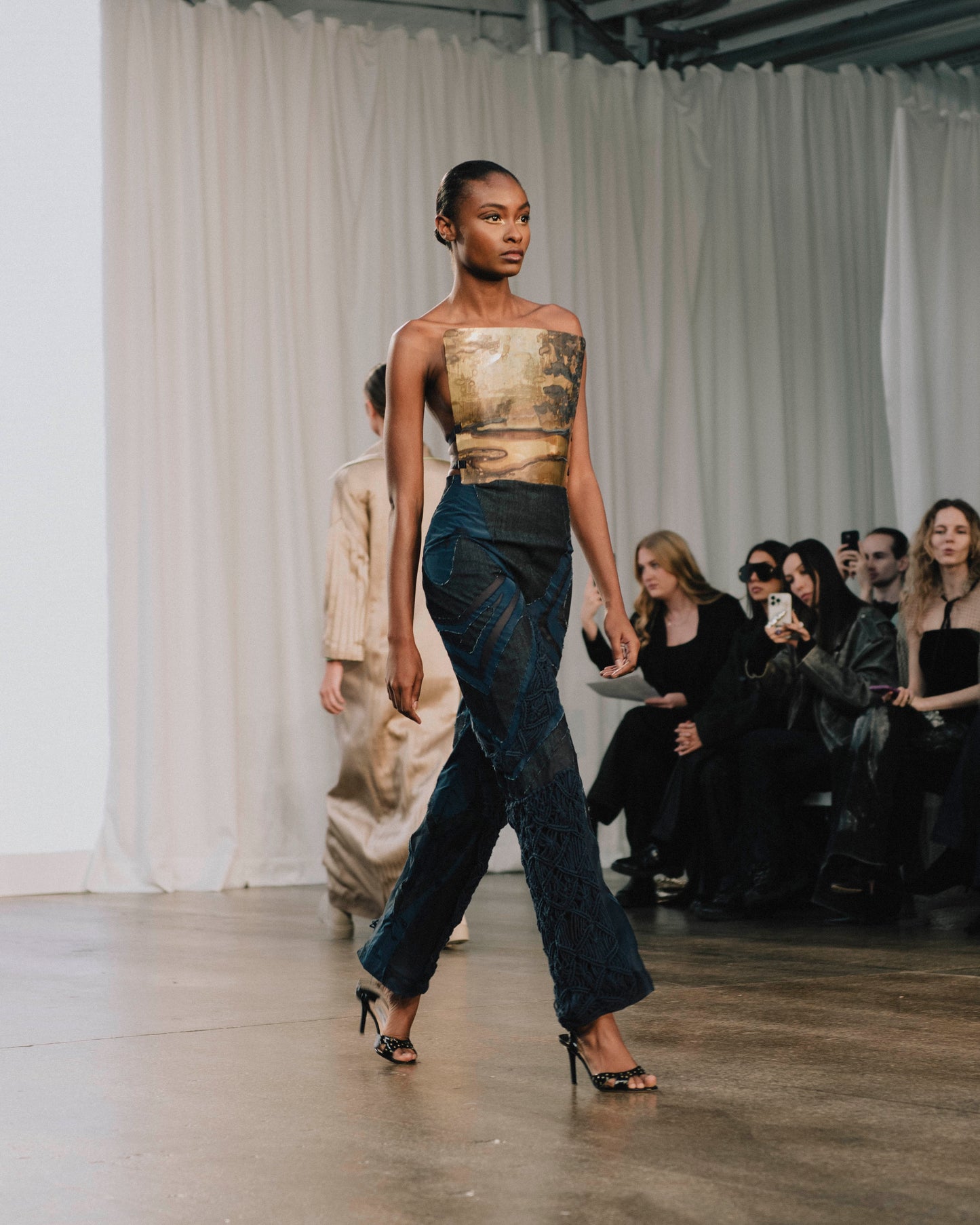 Pantaloni in denim e macramè