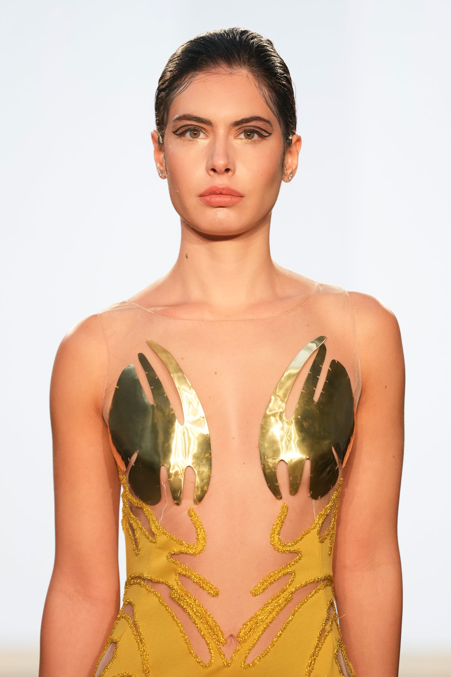 Abito lungo con coppe in metallo dorato