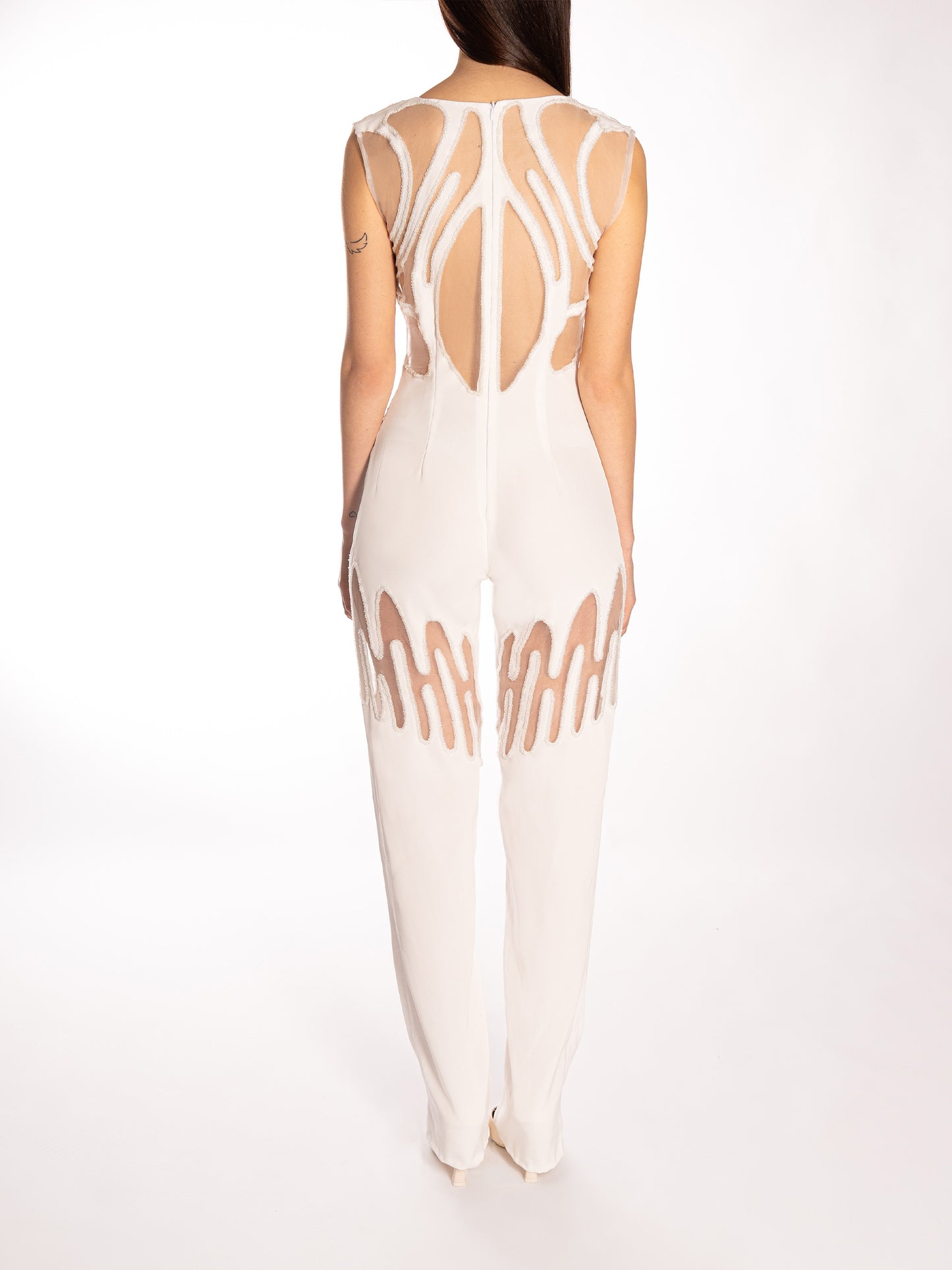 Tuta con ricami e cut out
