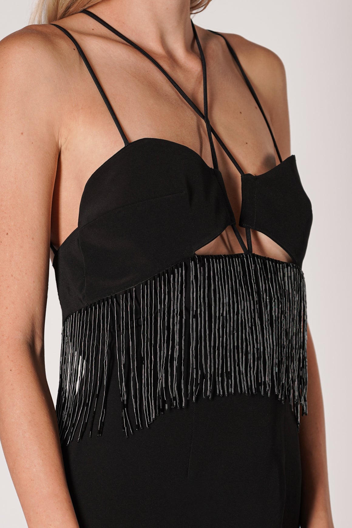 Abito lungo cut out con frangia di perline