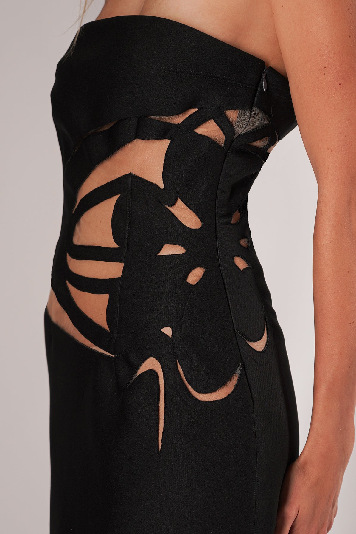 Abito corto con cut out grafico