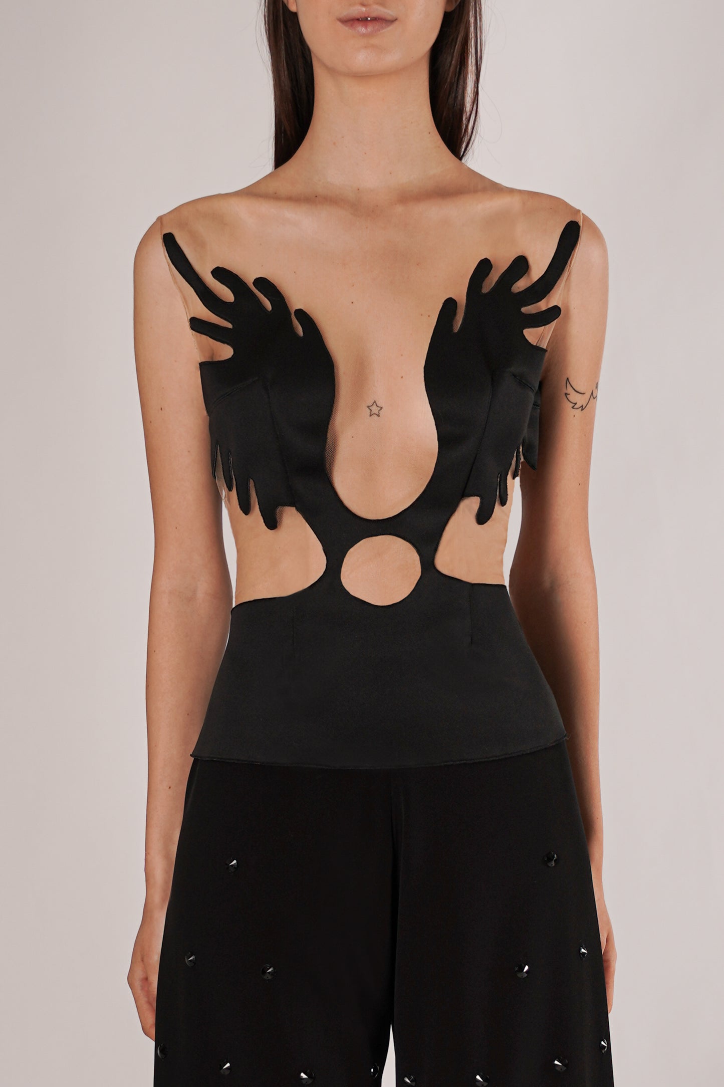 Maglia cut out con design grafico